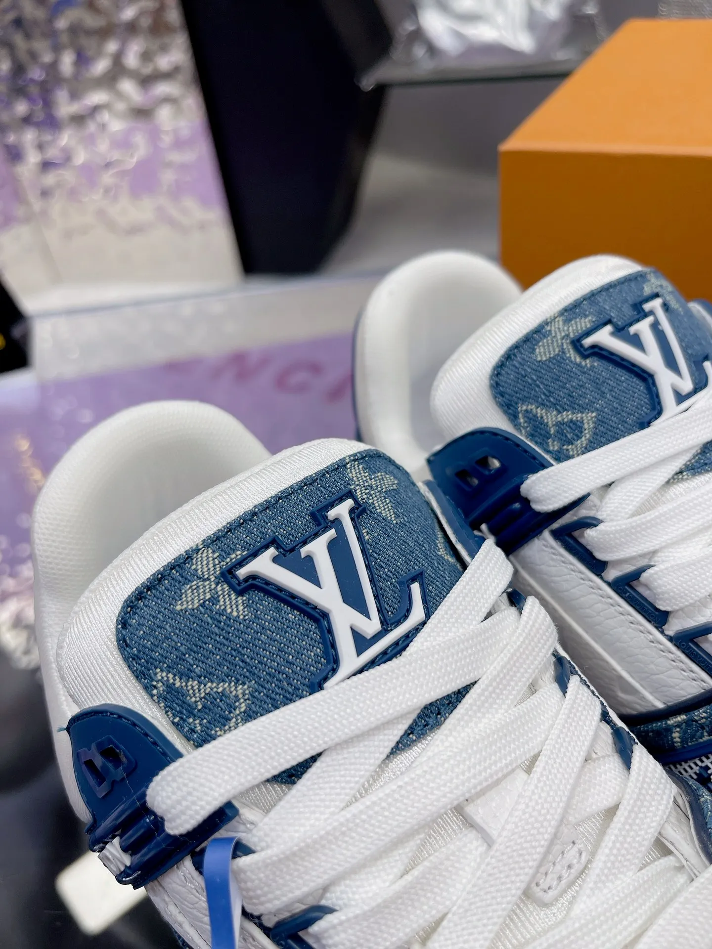 👟👟Ex-factory price 840👟👟 Original development, quality shipping, welcome to compare ❥❥❥❥❥❥LV Trainer Maxi sneakers series LV Trainer Maxi sneakers introduce the loose silhouette of the ready-to-wear series into the LV Trainer sneaker design written by Virgil Abloh, making an eye-catching appearance at the 2024 spring and summer men's wear show. The cow leather upper is combined with rough fabric laces, and colorful beading highlights the brand's classic elements. LV letters mark the tongue and Monogram floral outsole. Mixed materials Made of first-layer cowhide, wrapped in imported custom-printed denim, thick shoelace design, large Monogram print on the side, "lv 54" badges on the tongue and heel, rubber outsole decorated with Monogram flowers, mesh lining and cotton feet, the comfort is as extreme as ever, premium heritage, quality first, worth owning! Size: 35-40 for women, 39-44 for men (45 is custom-made and cannot be returned or exchanged) ♡Full set of packaging with original gift box
